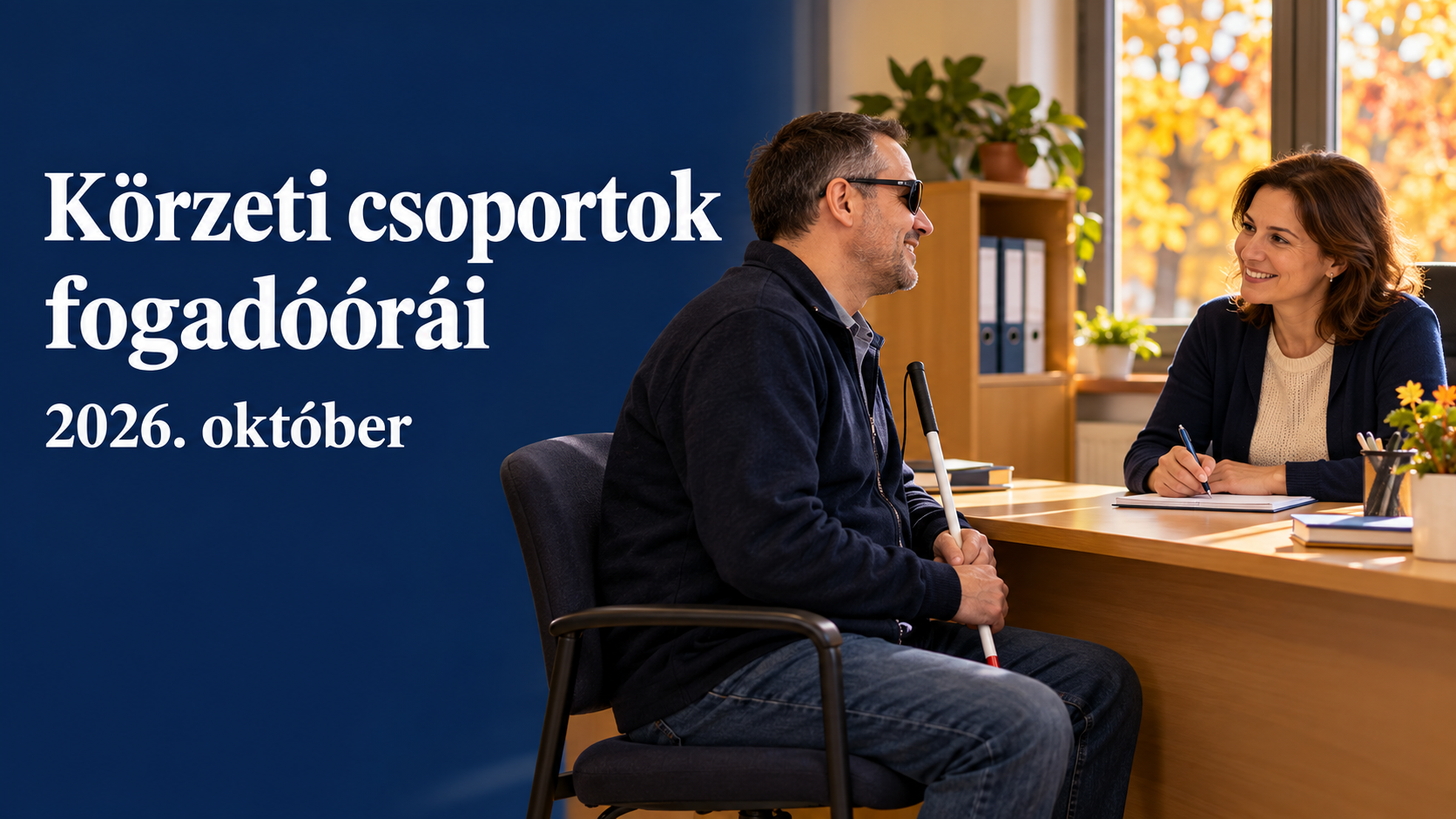 Körzeti csoportok fogadóórái – 2026. október. Egy fehér botot tartó férfi egy irodában beszélget az asztal mögött ülő munkatárssal.”